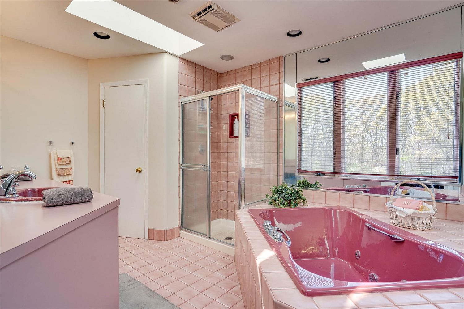 1 Stonehurst Ln