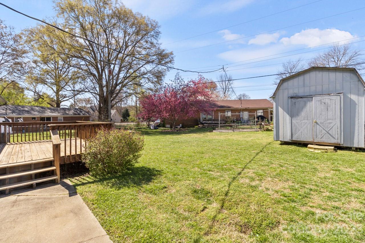 963 E Iredell Ave