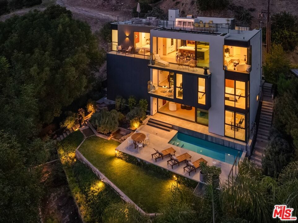 Swedish Paradise, Hargrave Dr, 90068