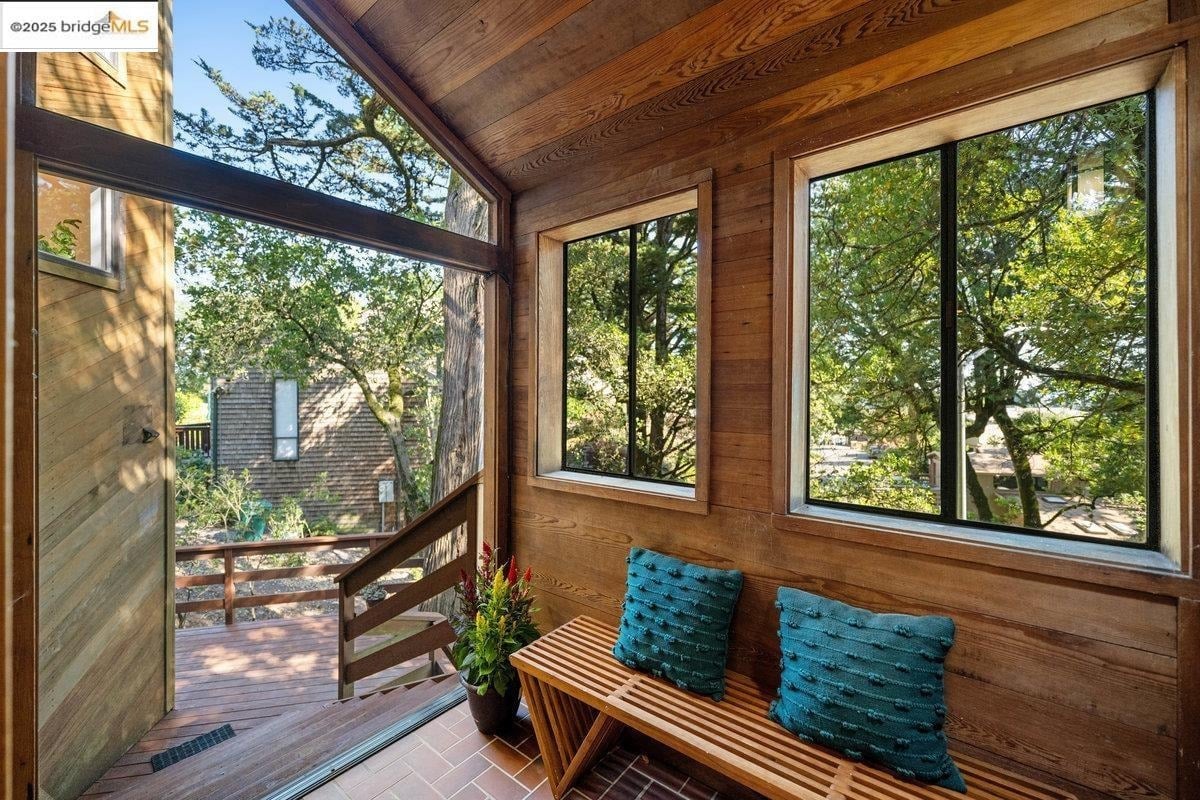 2112 Manzanita Dr