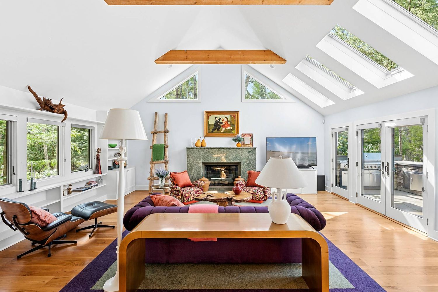 Twin Ponds: A Contemporary Waterfront Retreat