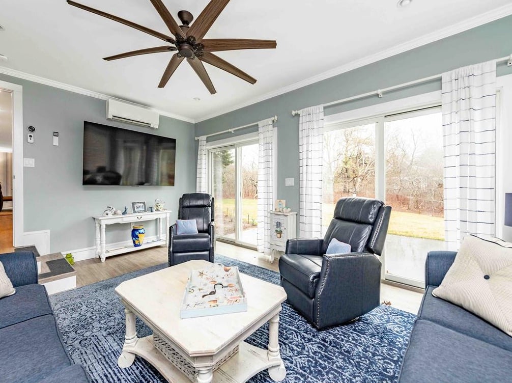 6 Schoolhouse Ln