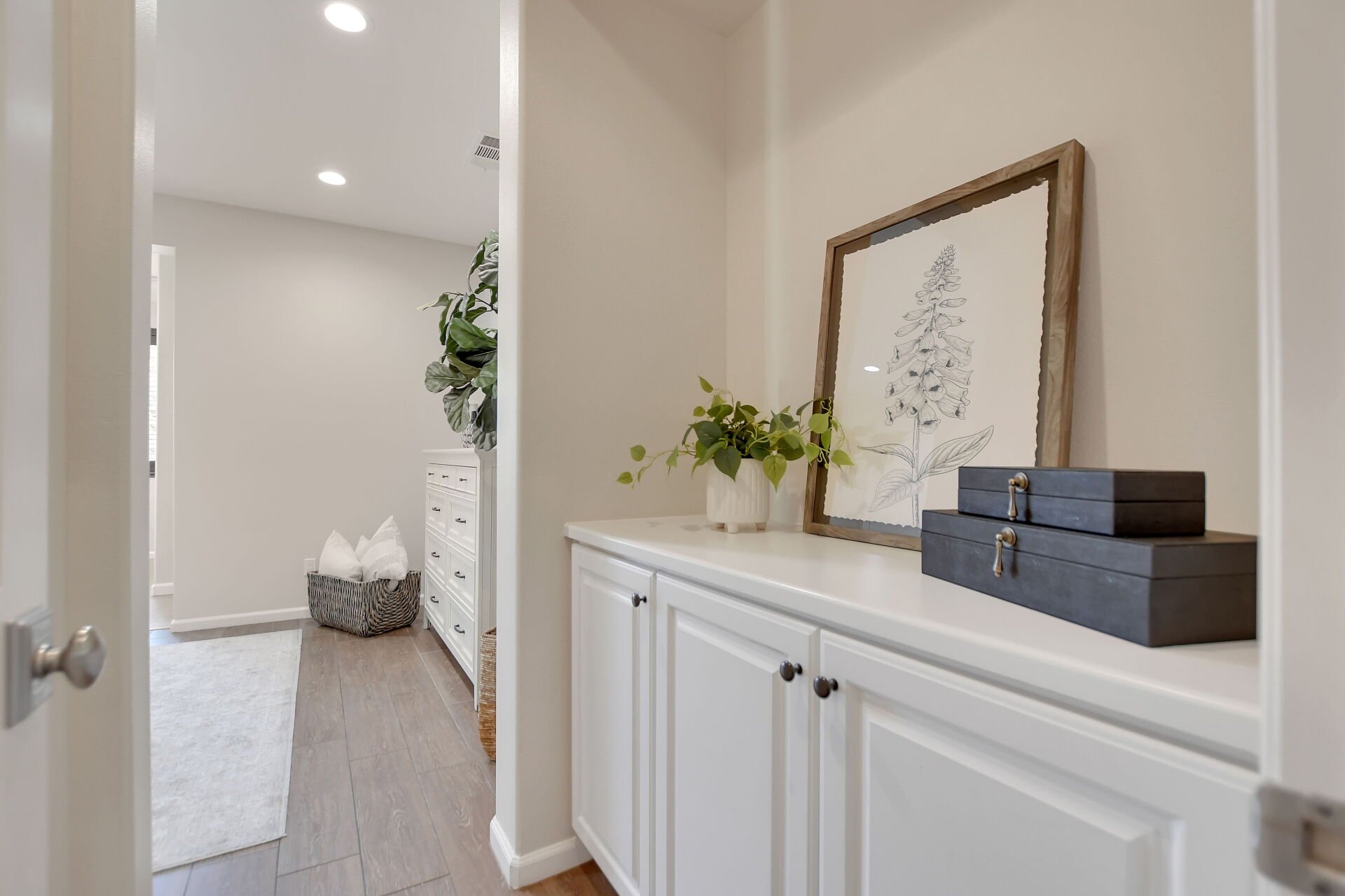 885 E Manresa