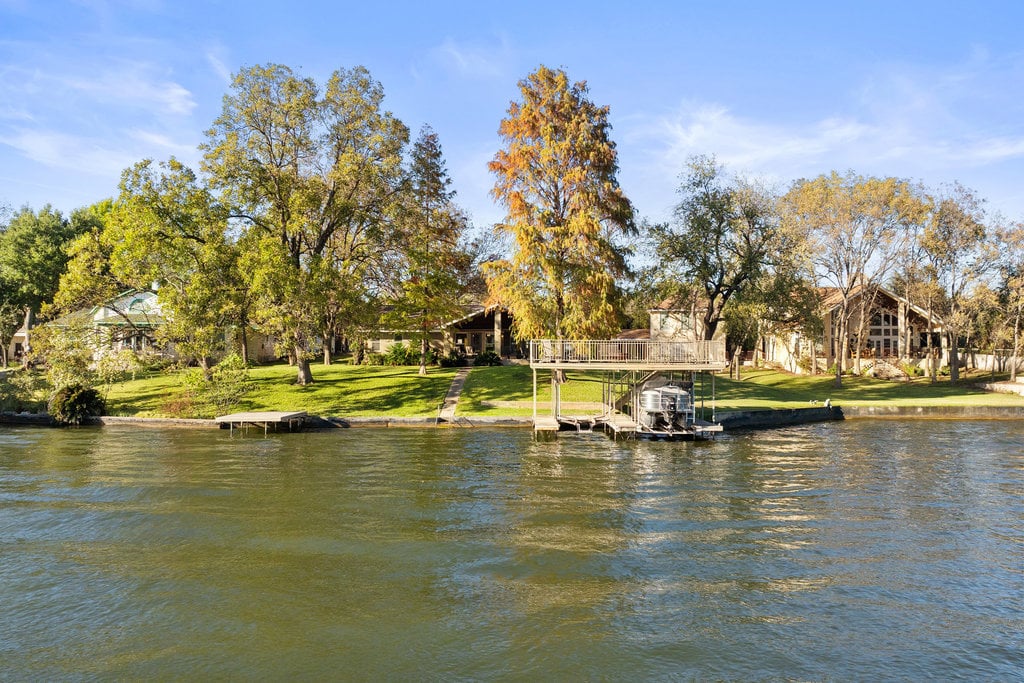 Stunning Waterfront Retreat in the Heart of Kingsland