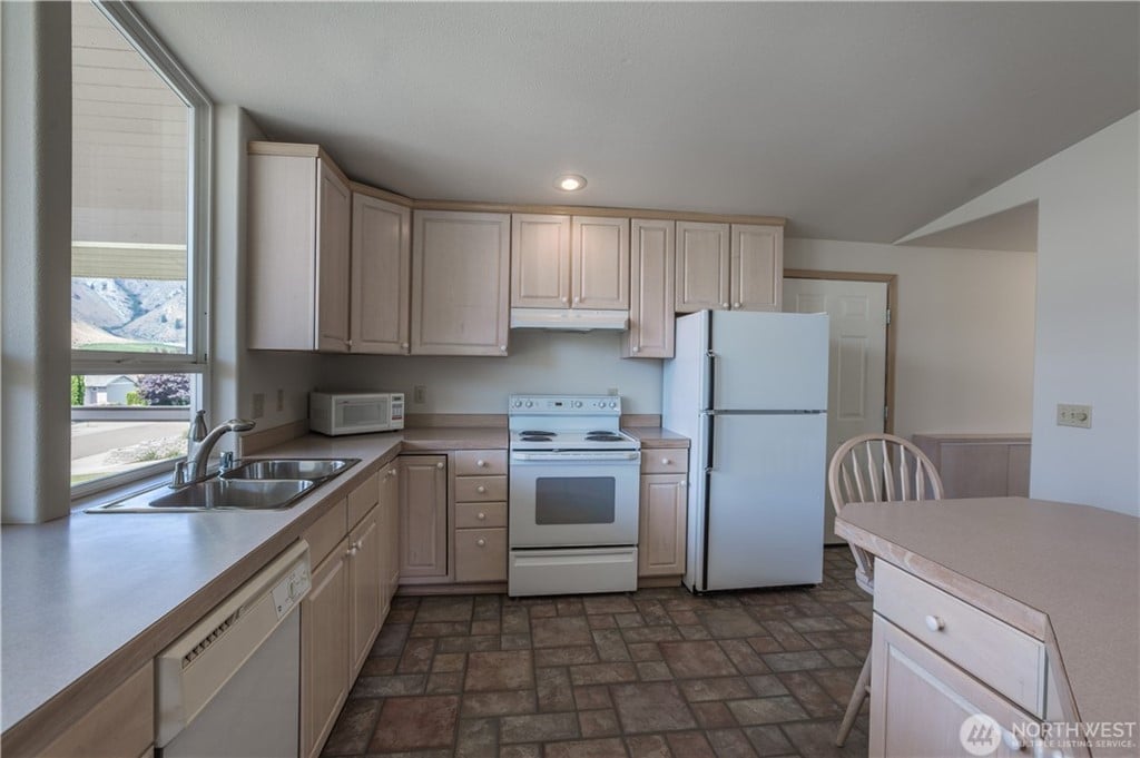 260 Lakefront Dr