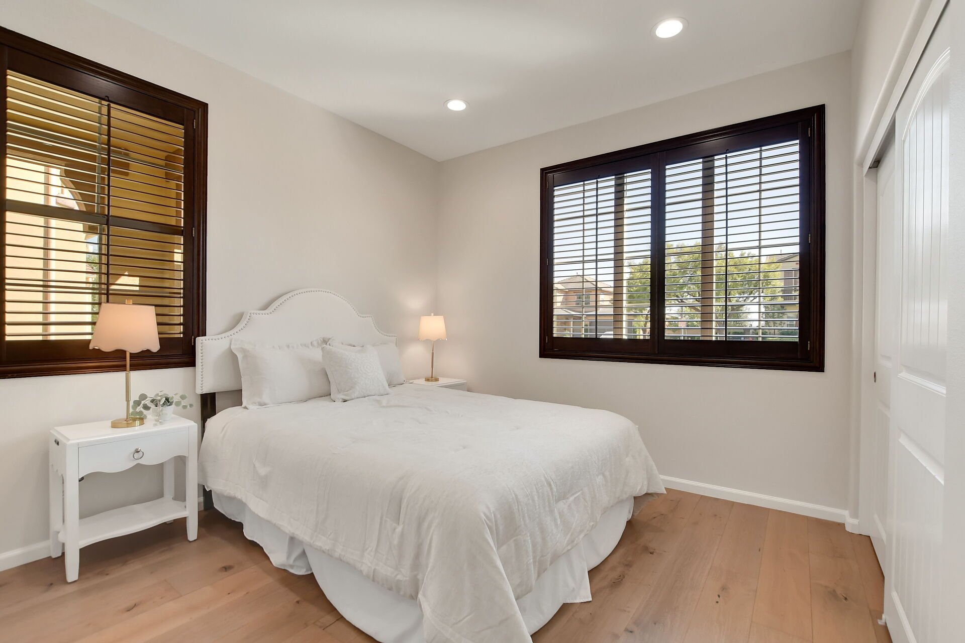 885 E Manresa