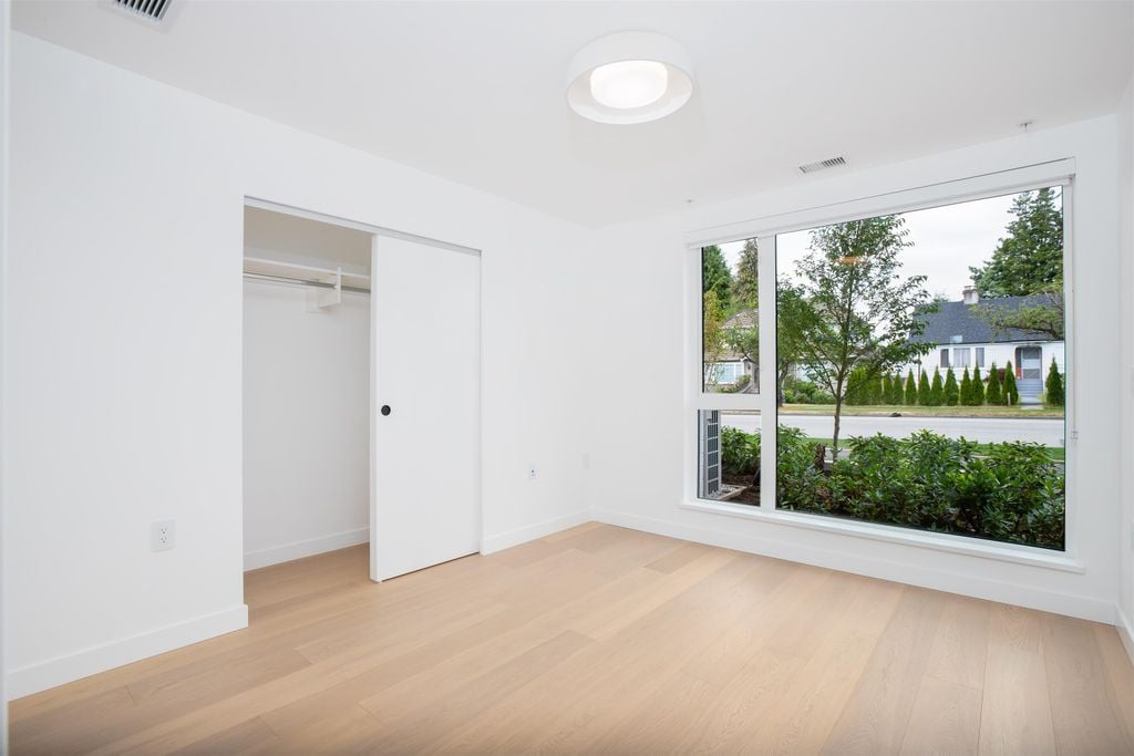 76 W King Edward Ave