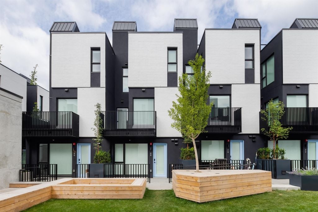 90 W King Edward Ave, #211