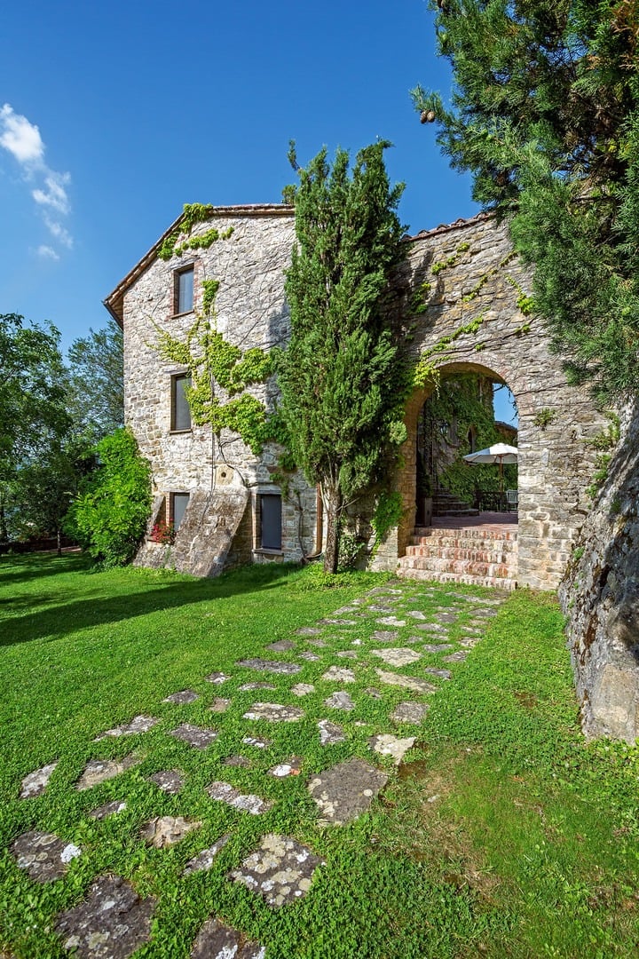 Wide Estate Composed of Houses and Amenities