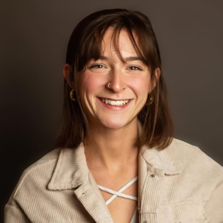 Zoe Lewis Anchorage, AK Real Estate Agent Headshot