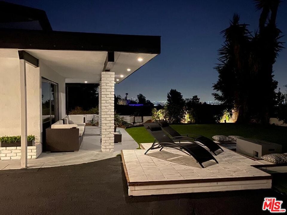 Monarch Pavilion, Beverly Grove Dr, 90210