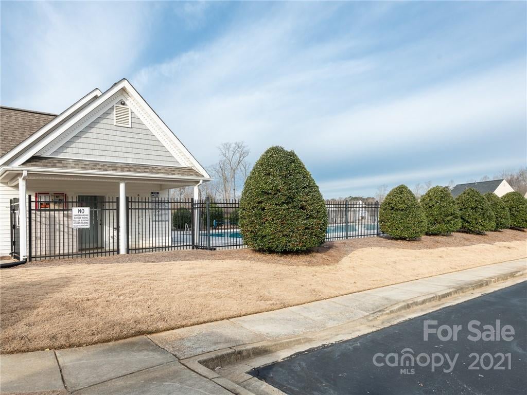273 Notable Ln
