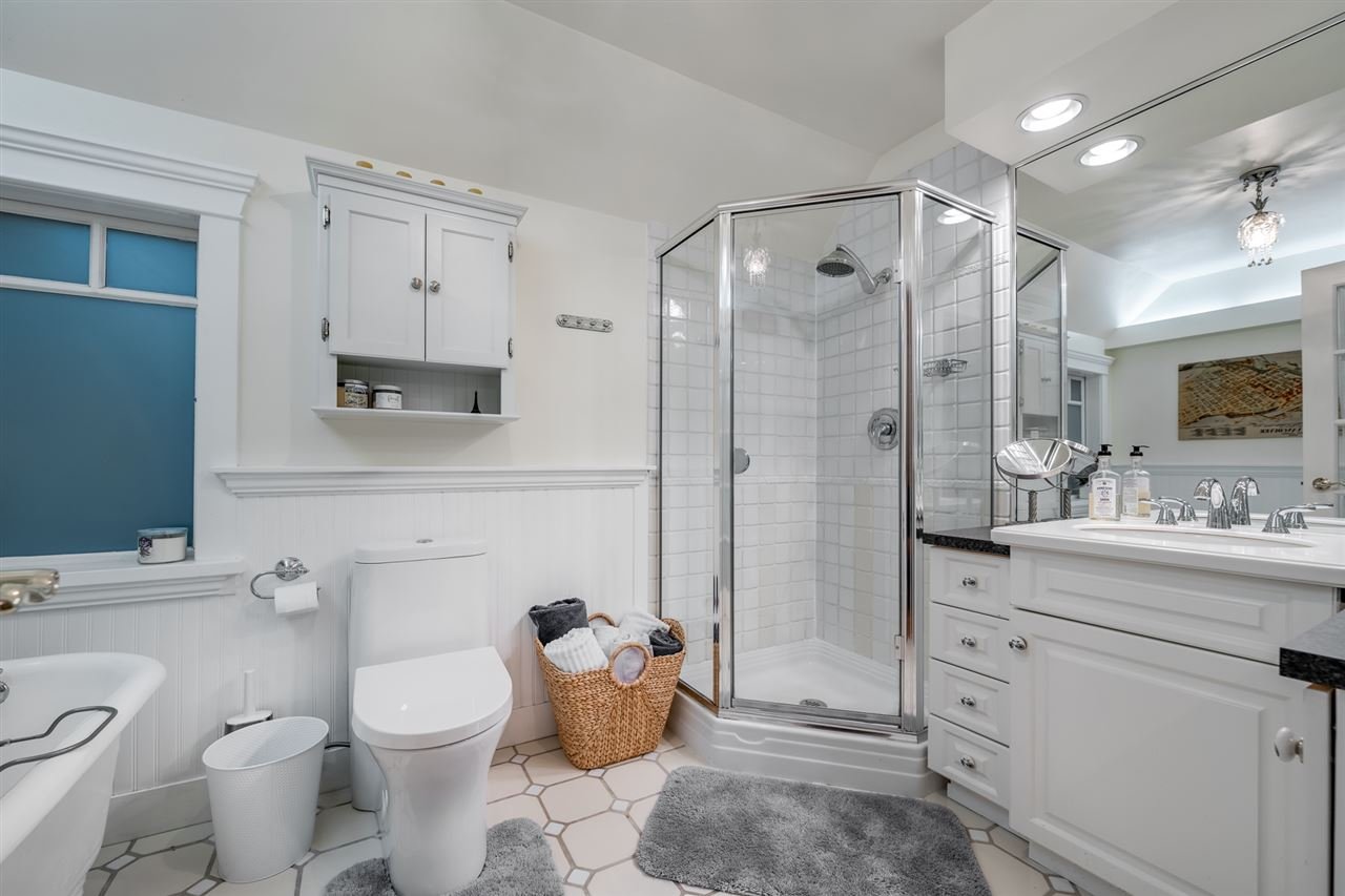 236 W 5th St