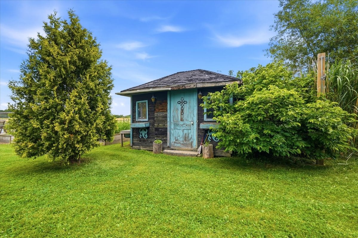Country setting 10 minutes from the city!