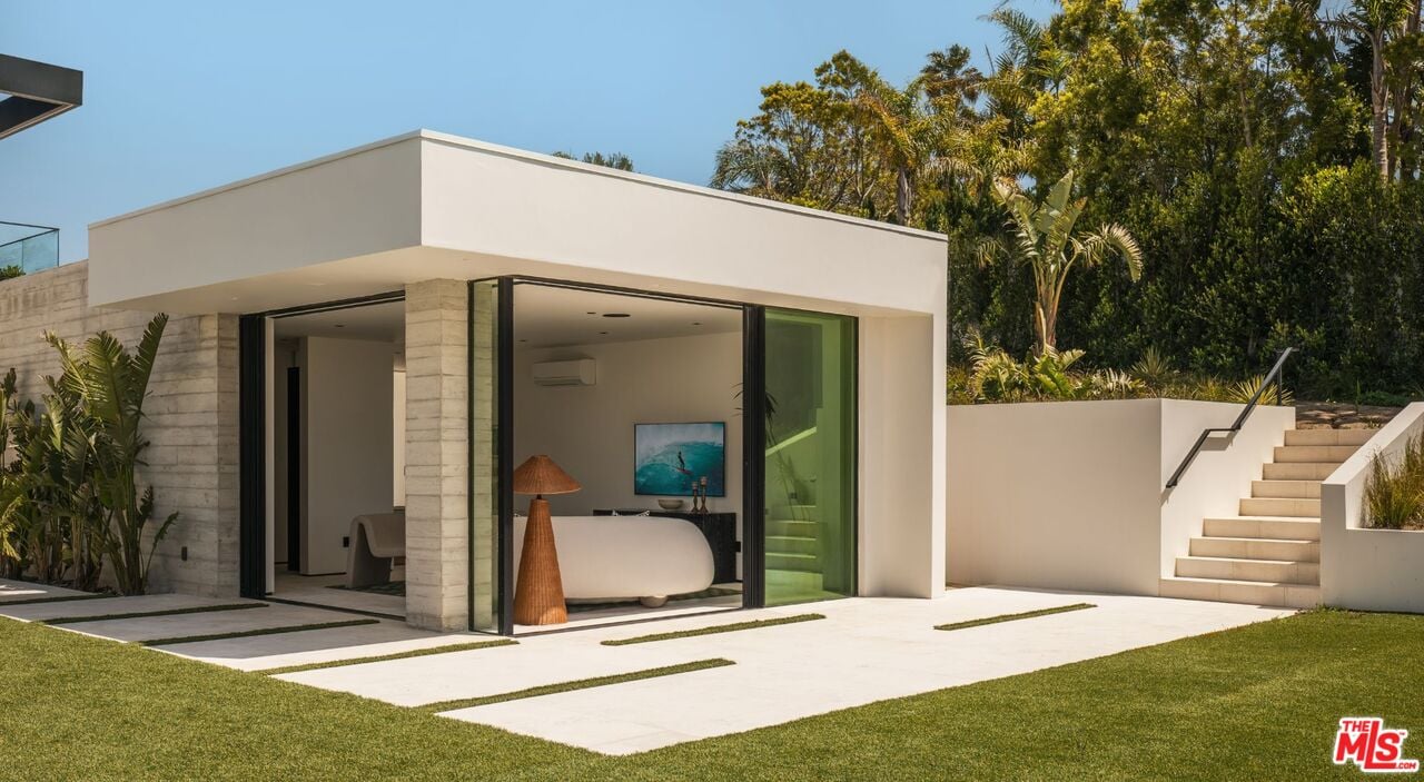 Skyreach Manor, Dume Dr, 90265