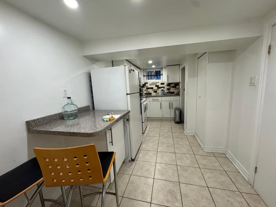 926 Avenue Road Lower