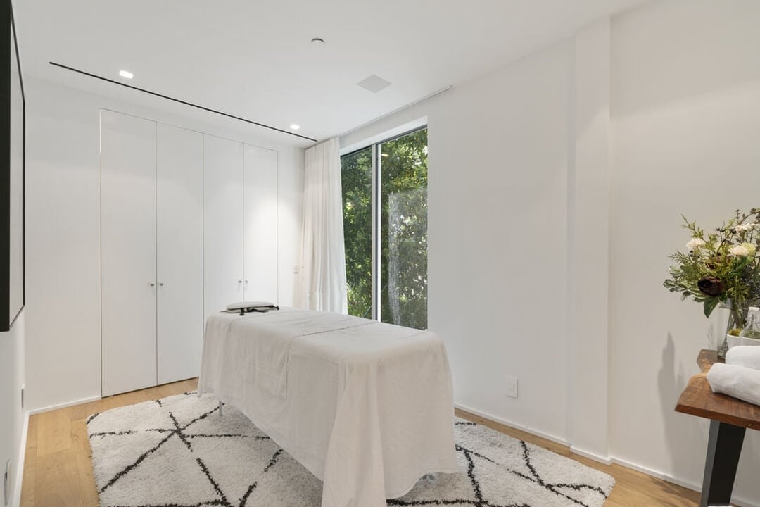 Nova Estate, Sunset Plaza Dr, 90069