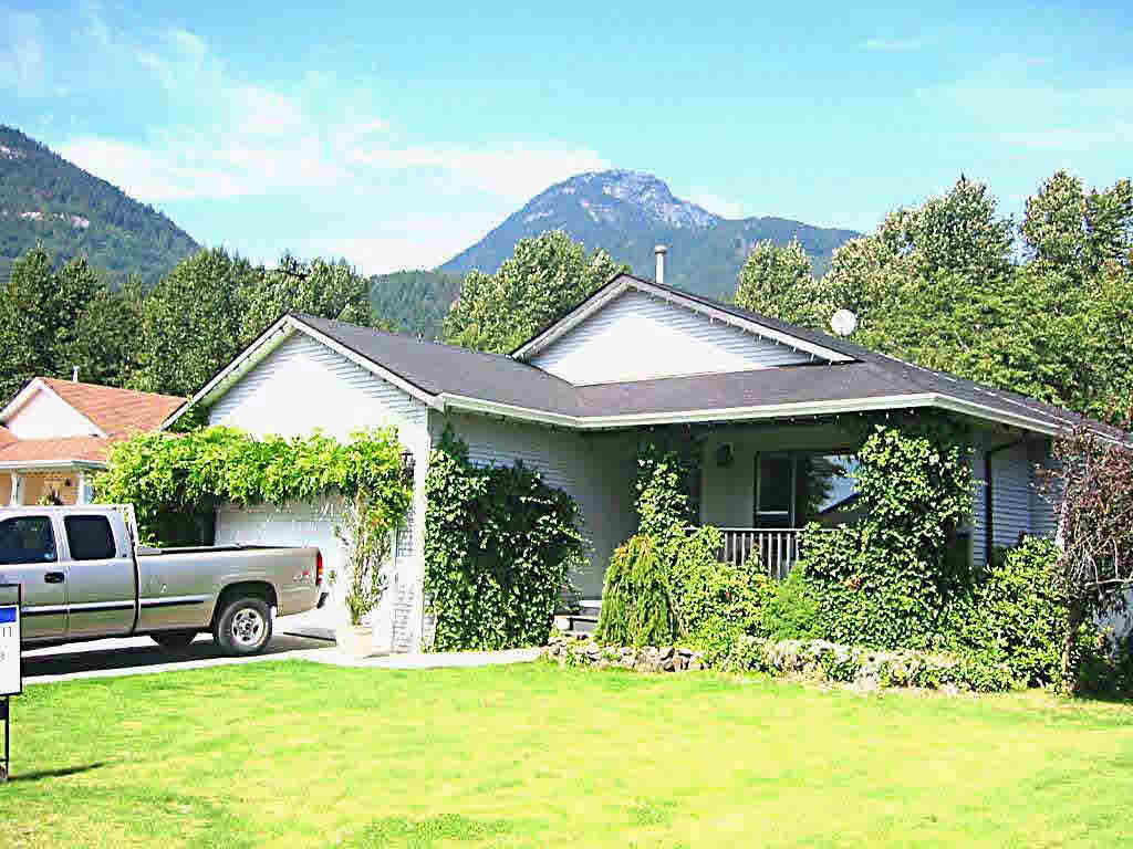 1044 Edgewater Cres