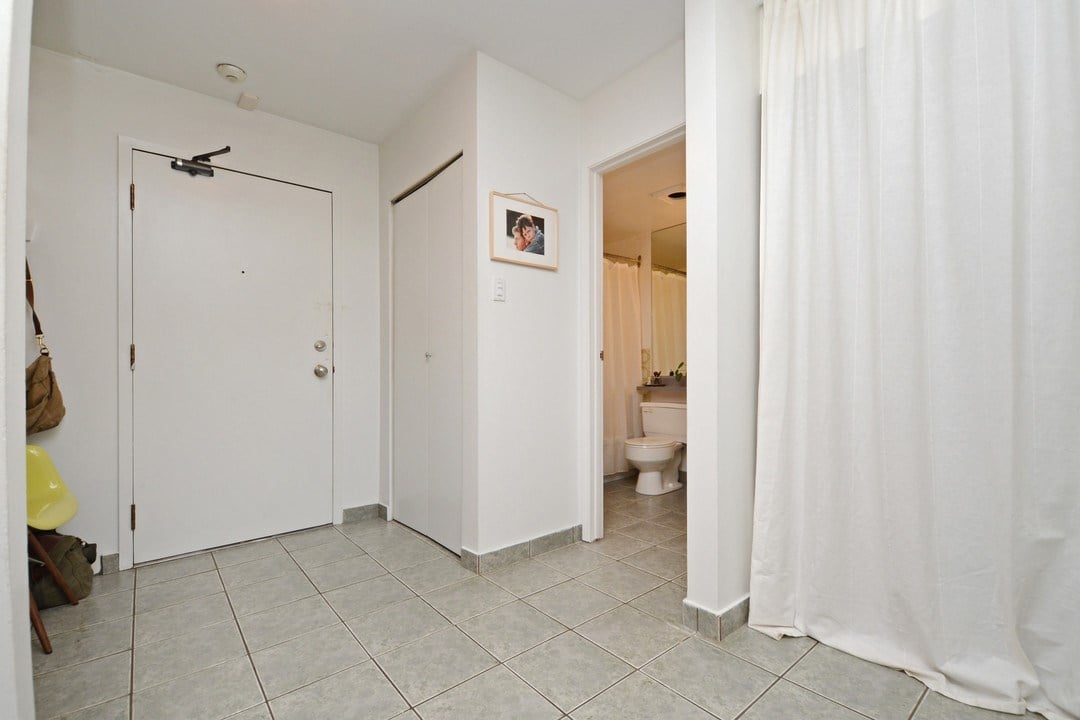 204-570 E 8th Ave