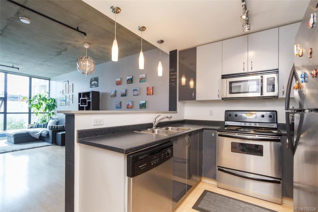 405-860 View St