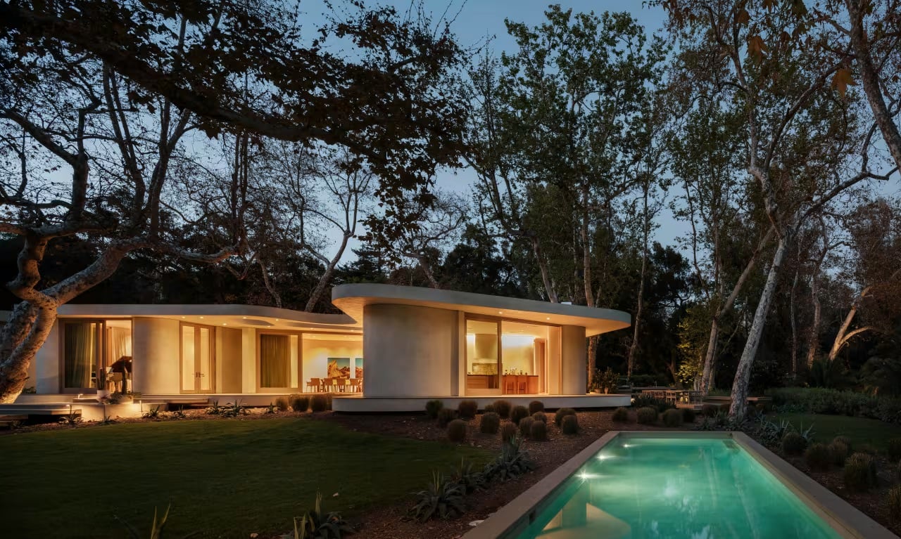 A Curvy California Contemporary Asks a Hair Under $25 Million