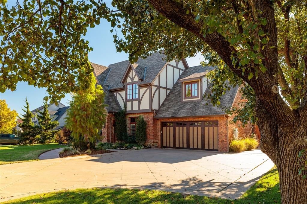 1208 Larchmont Lane, Nichols Hills sold by Jennifer Kragh Group