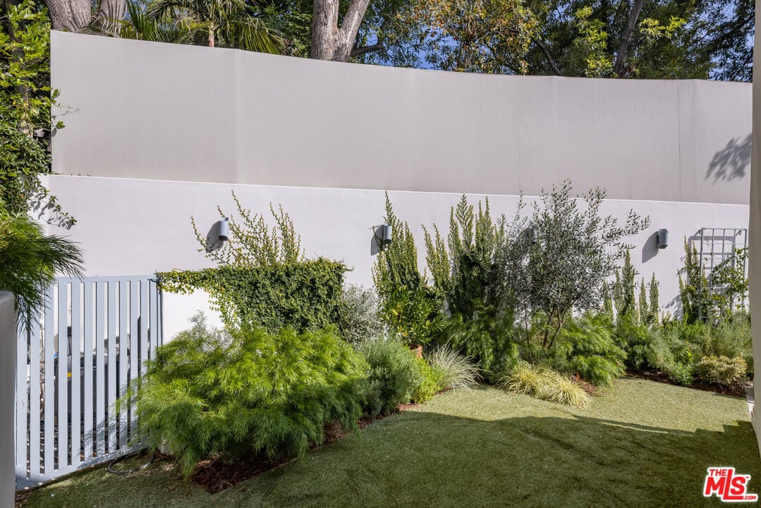 Wonderland Park Ave, 90046