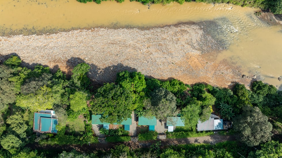 Riverfront Surf House in Playa Dominical Walk to the Beach