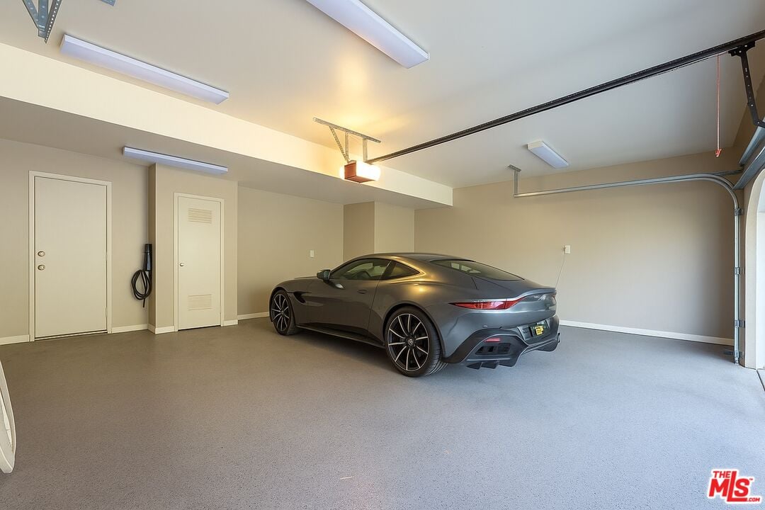 Halo Crest, Queens Rd, 90069