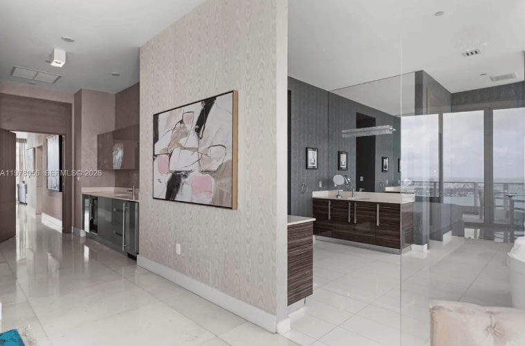 LUXURY IN THE MIAMI SKY