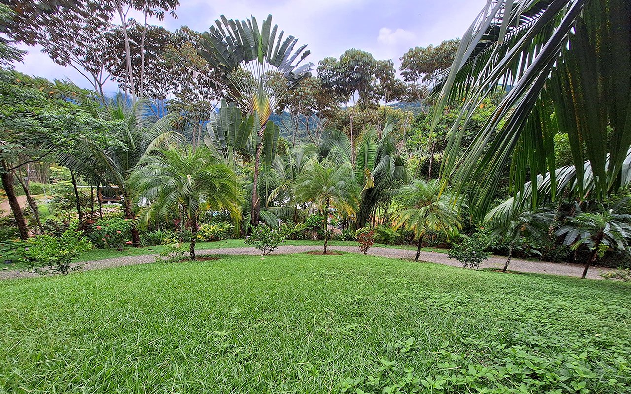 Tropical Getaway with Two Villas and Lush Gardens Near the Heart of Uvita