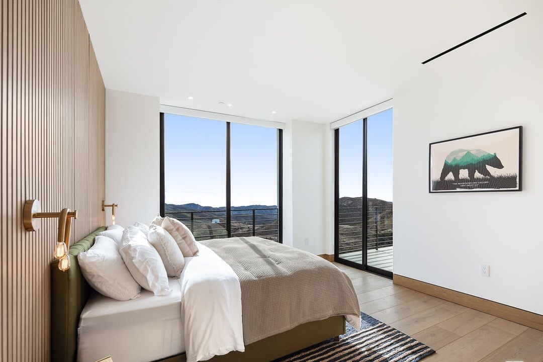 Mulholland Hwy, 90265