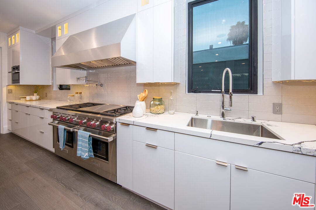 S Sherbourne Dr, 90035