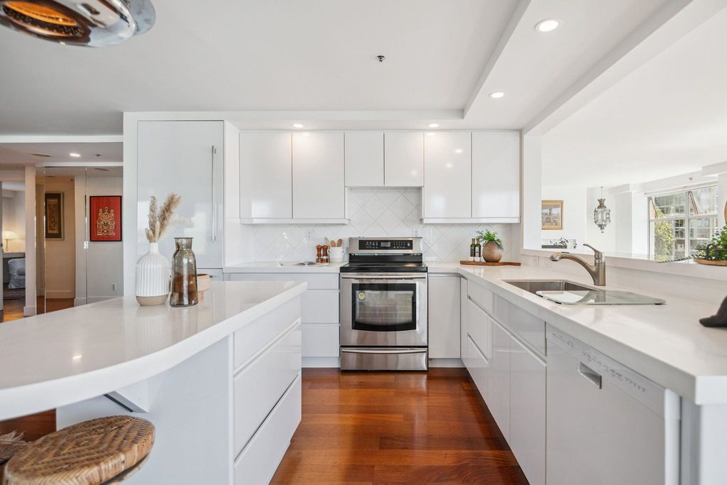 1012 Beach Ave, #301