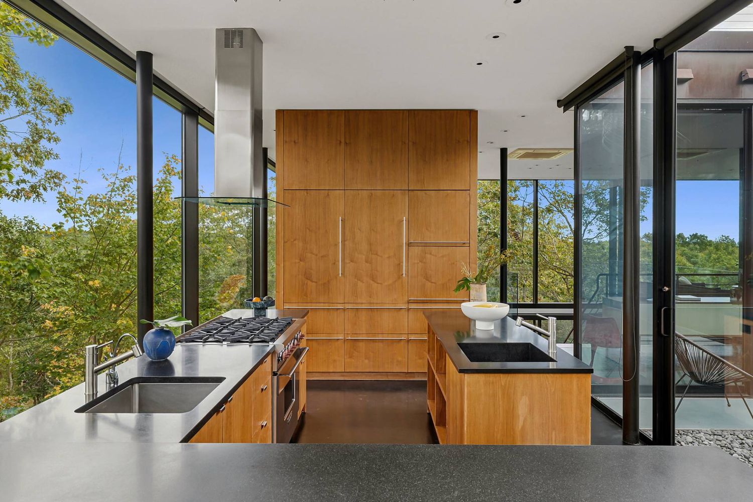 HAMPTONS ARTIST RETREAT BY NOTABLE ARCHITECT ON NEARLY 10 ACRES