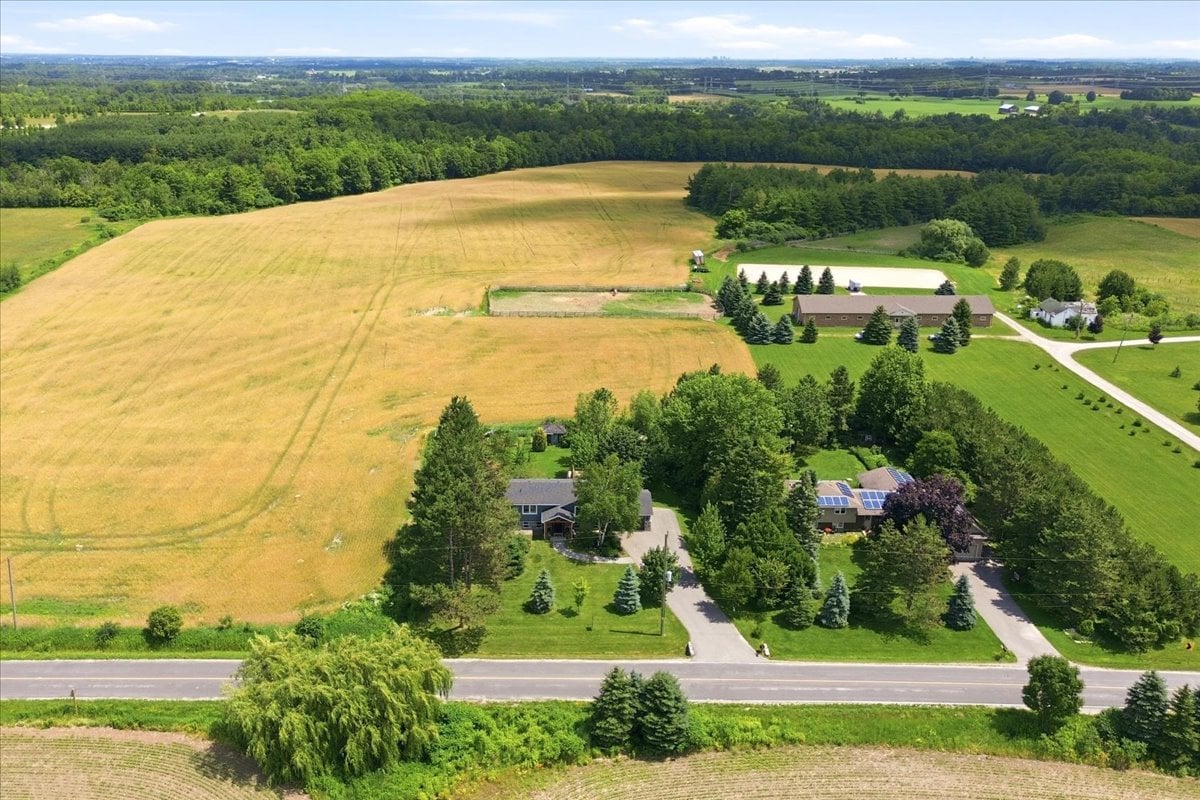 Country setting 10 minutes from the city!