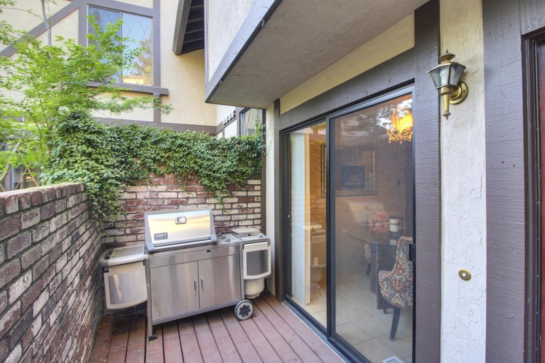 Gorgeous Condo in Popular Exeter Square!