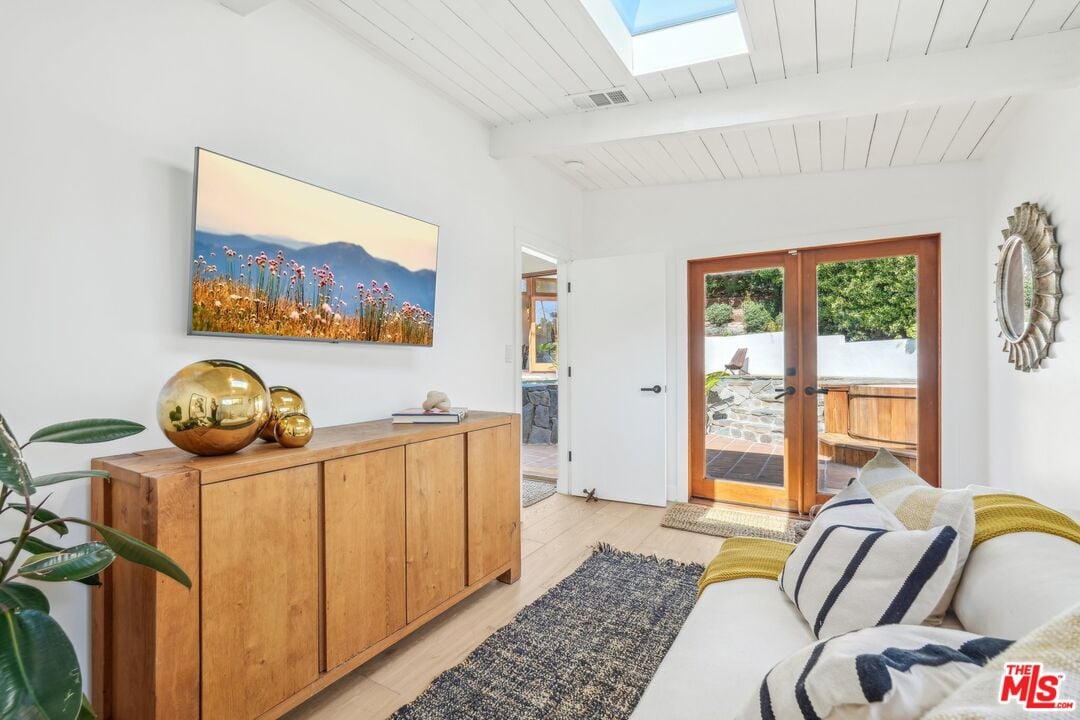 Sunset Crest Dr, 90046