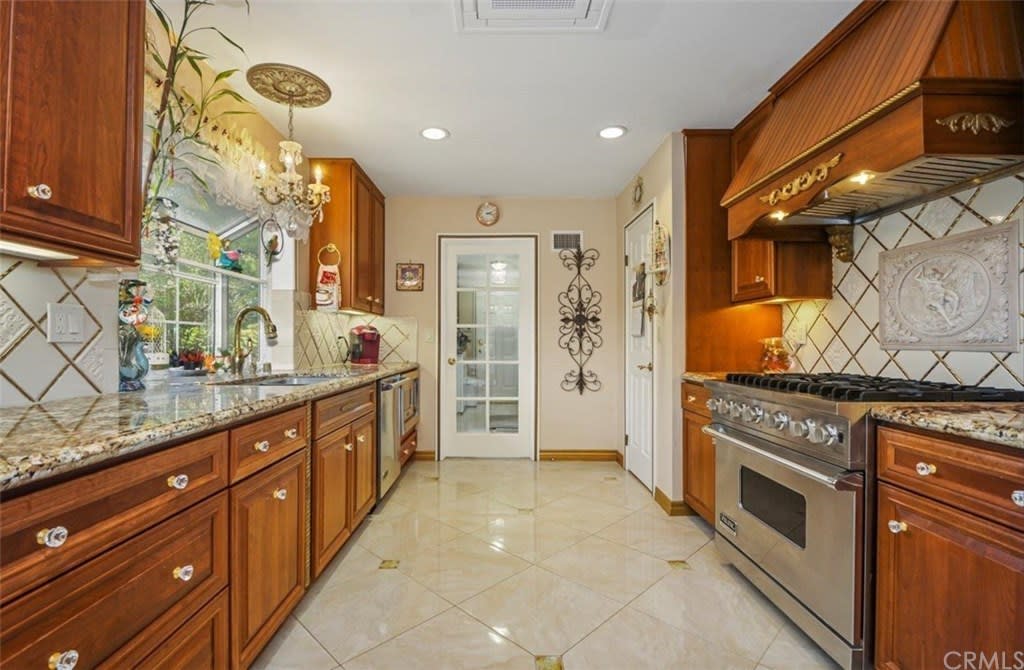 27 Santa Barbara Dr