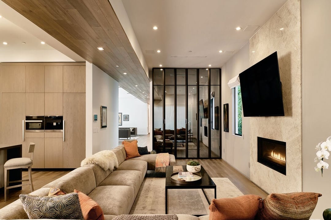 N Bowling Green Way, 90049