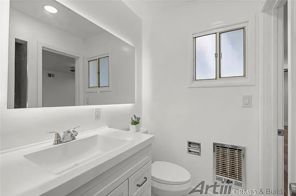 656 W 52nd St