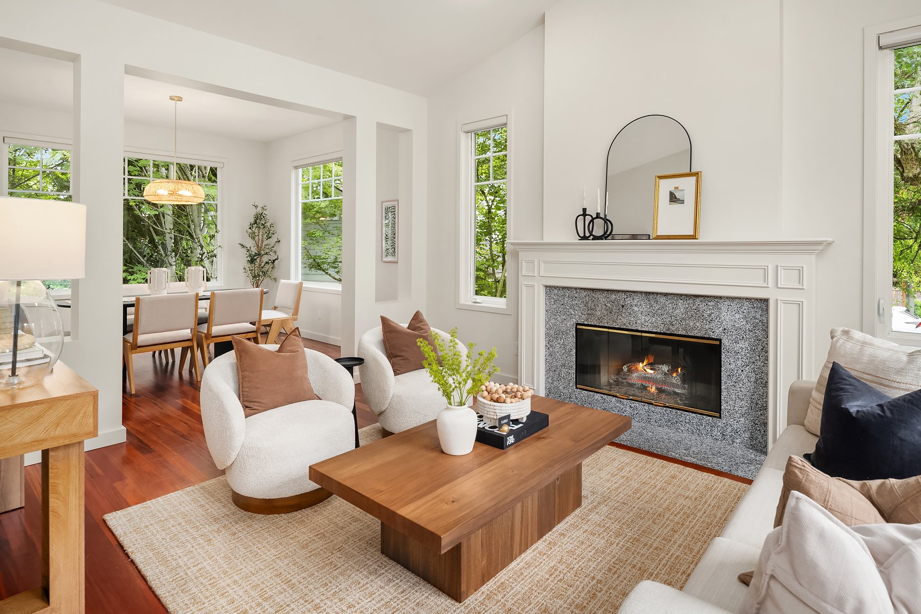 Quiet Elegance in Kirkland: Ideal Location & Natural Beauty