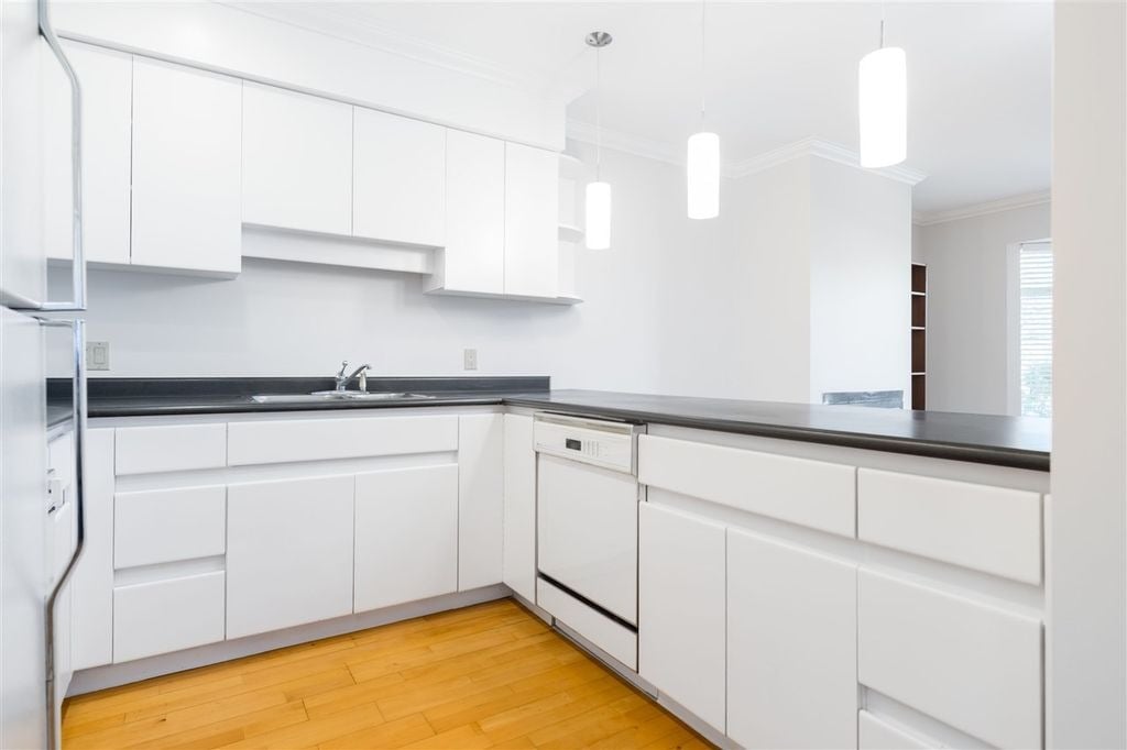 294 W 16th Ave