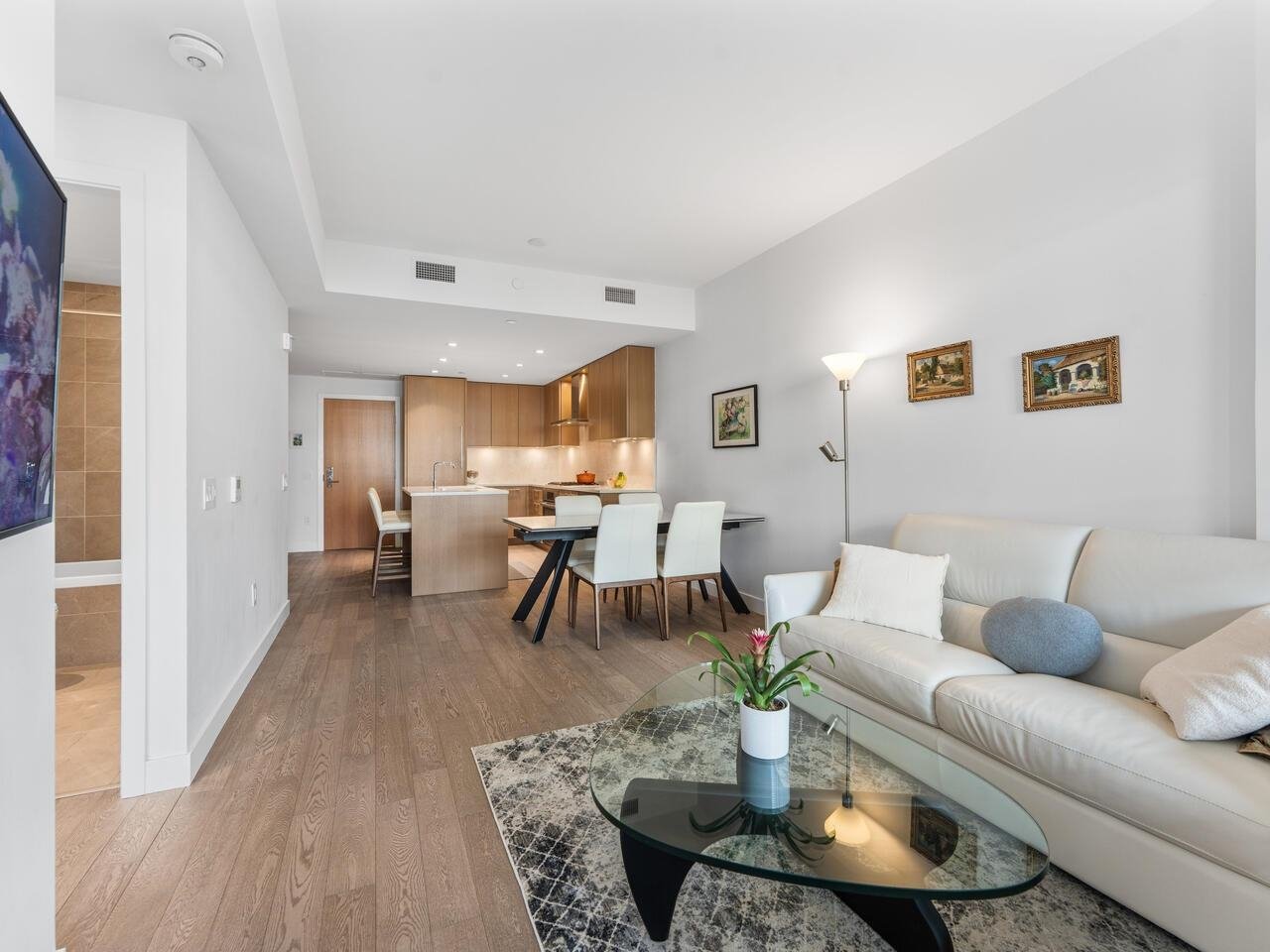 302-3220 Connaught Cres
