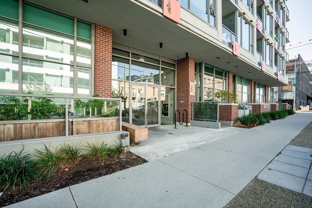 250 E 6th Ave, #469