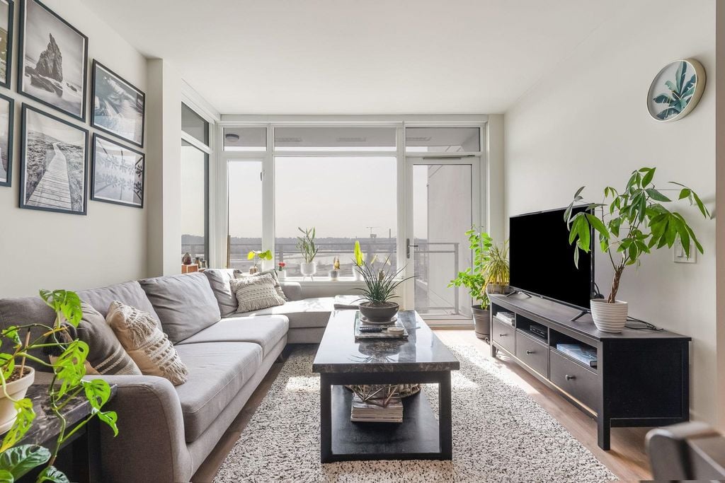 258 Nelson's Crt, #412