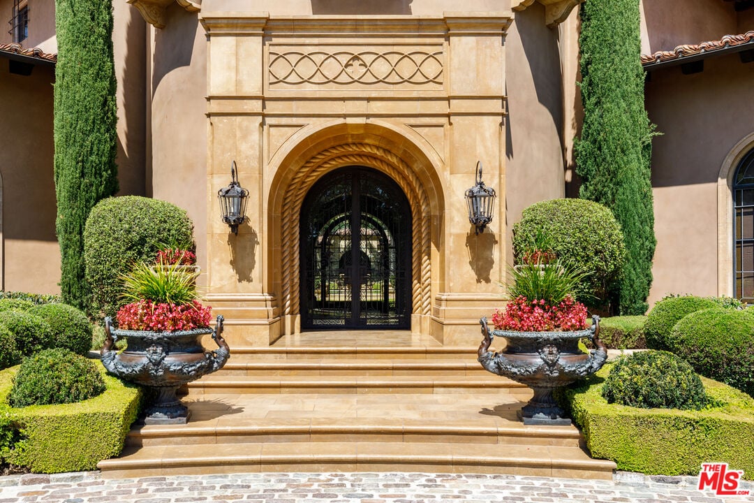 38 Beverly Park Cir
