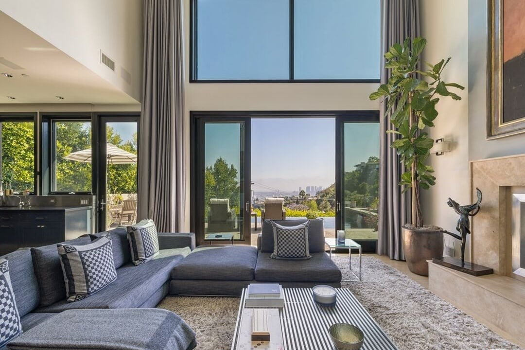 Aria Manor, Sunset Plaza Dr, 90069