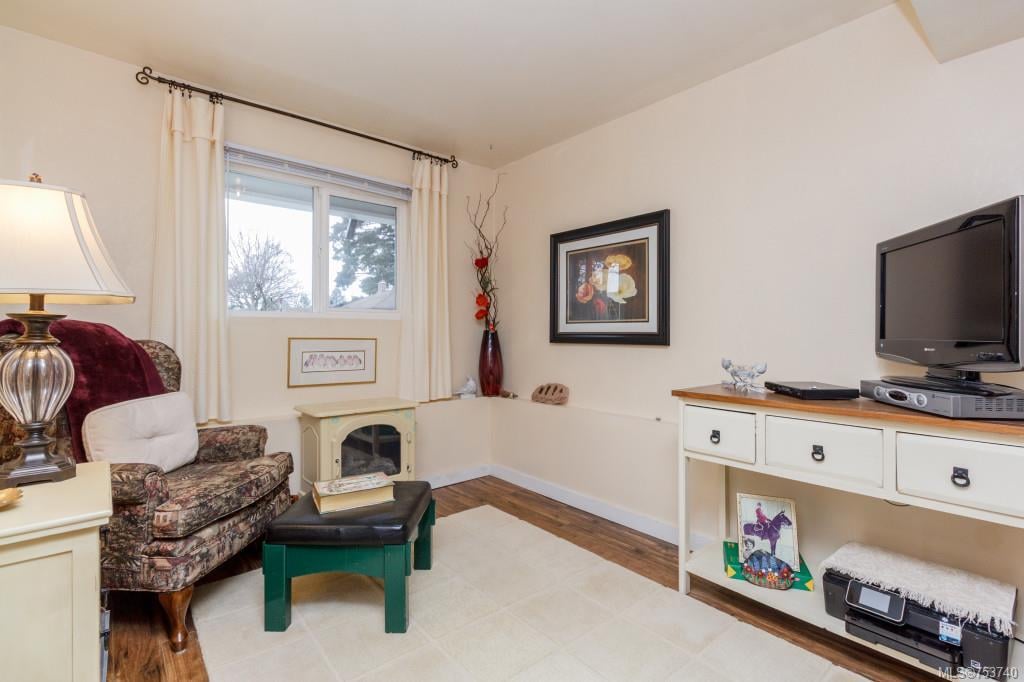 732 Thomasset Pl, Langford