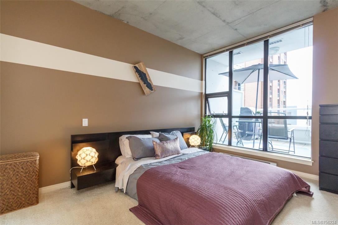 405-860 View St